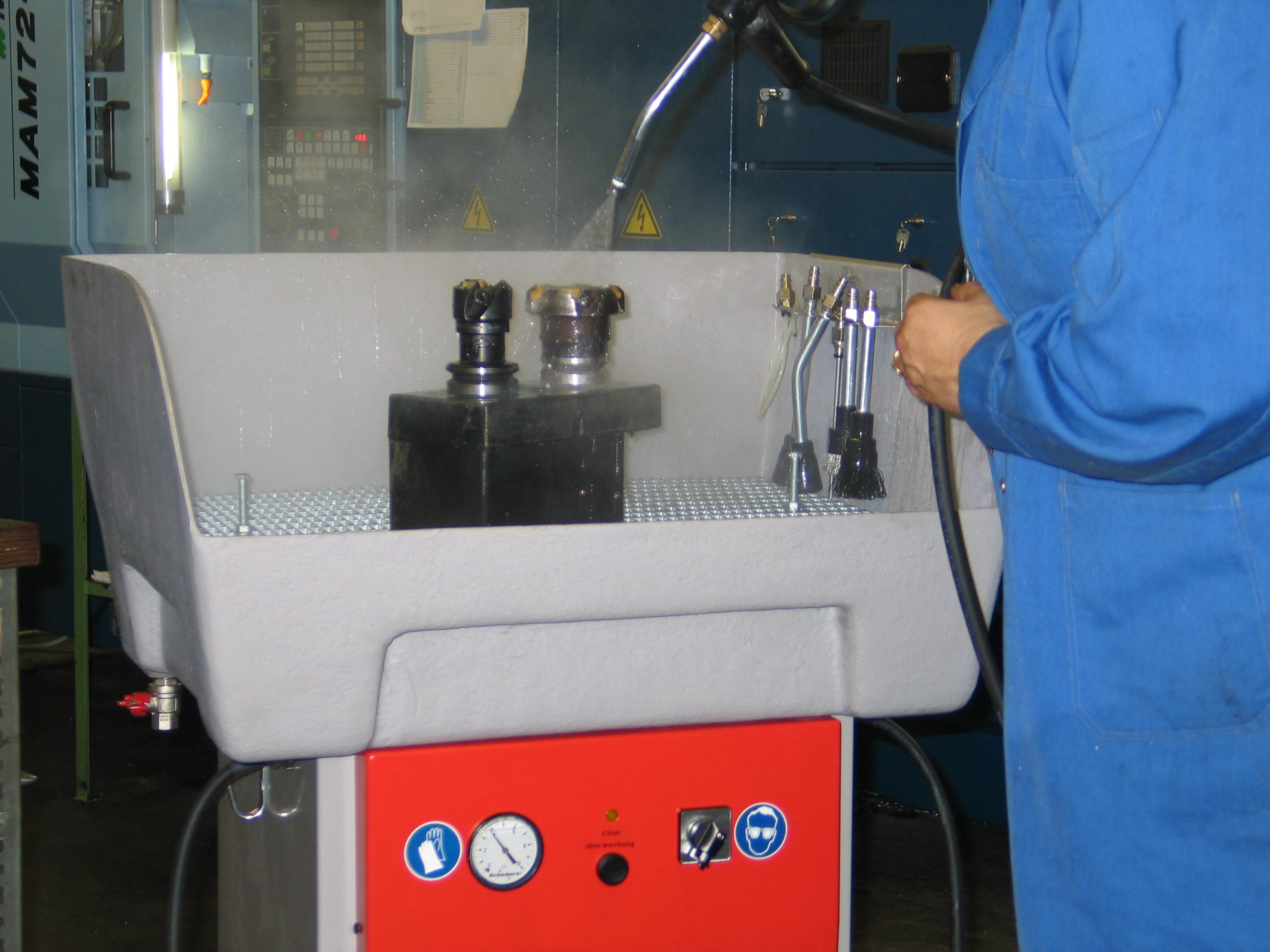 Cleaning machine tools quickly and efficiently phcleantec (en)